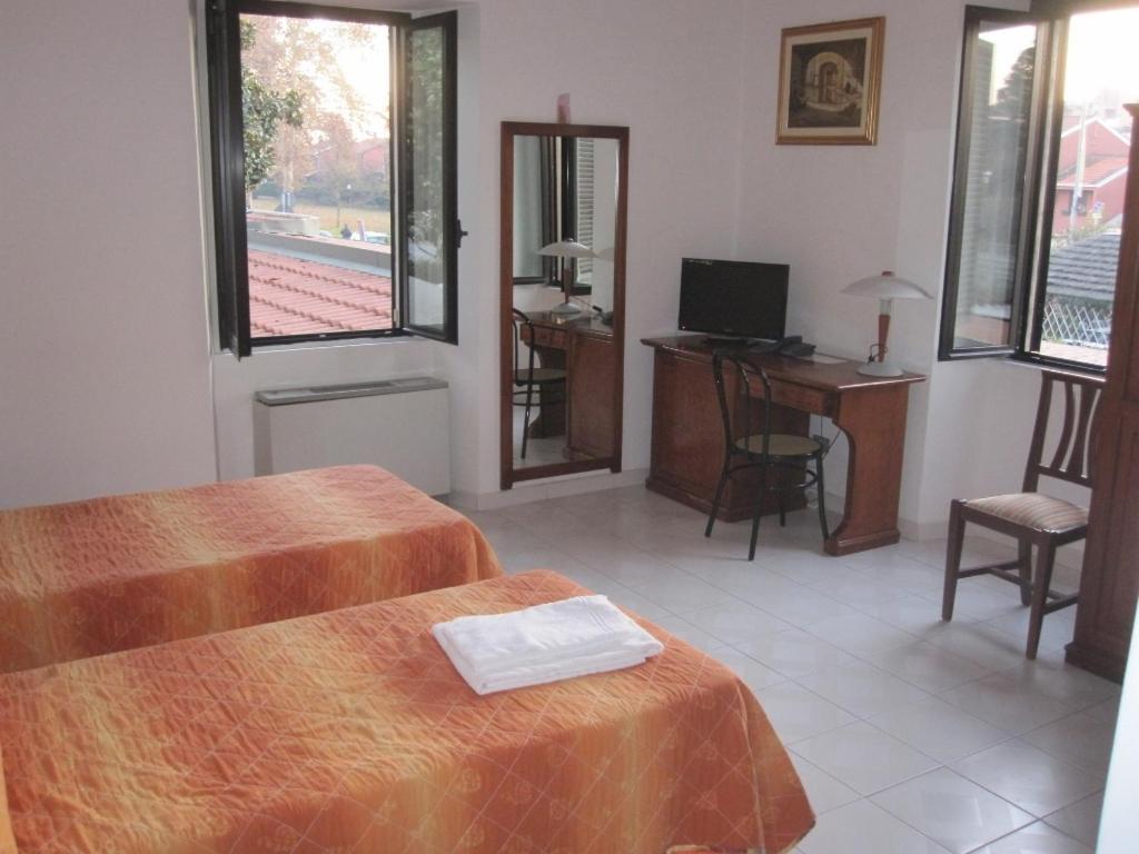 Hotel Vecchio Convento Bareggio Bagian luar foto